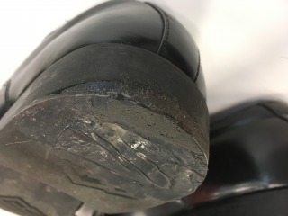 すり減った革靴のかかと修理は補修剤で1足約250円で直す方法